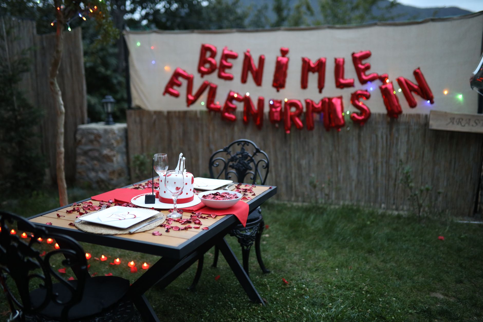 Outdoor romantic dinner setup in Sapanca, Türkiye with proposal decorations. — HOW DOES A PORTABLE AIR CONDITIONING UNIT FUNC