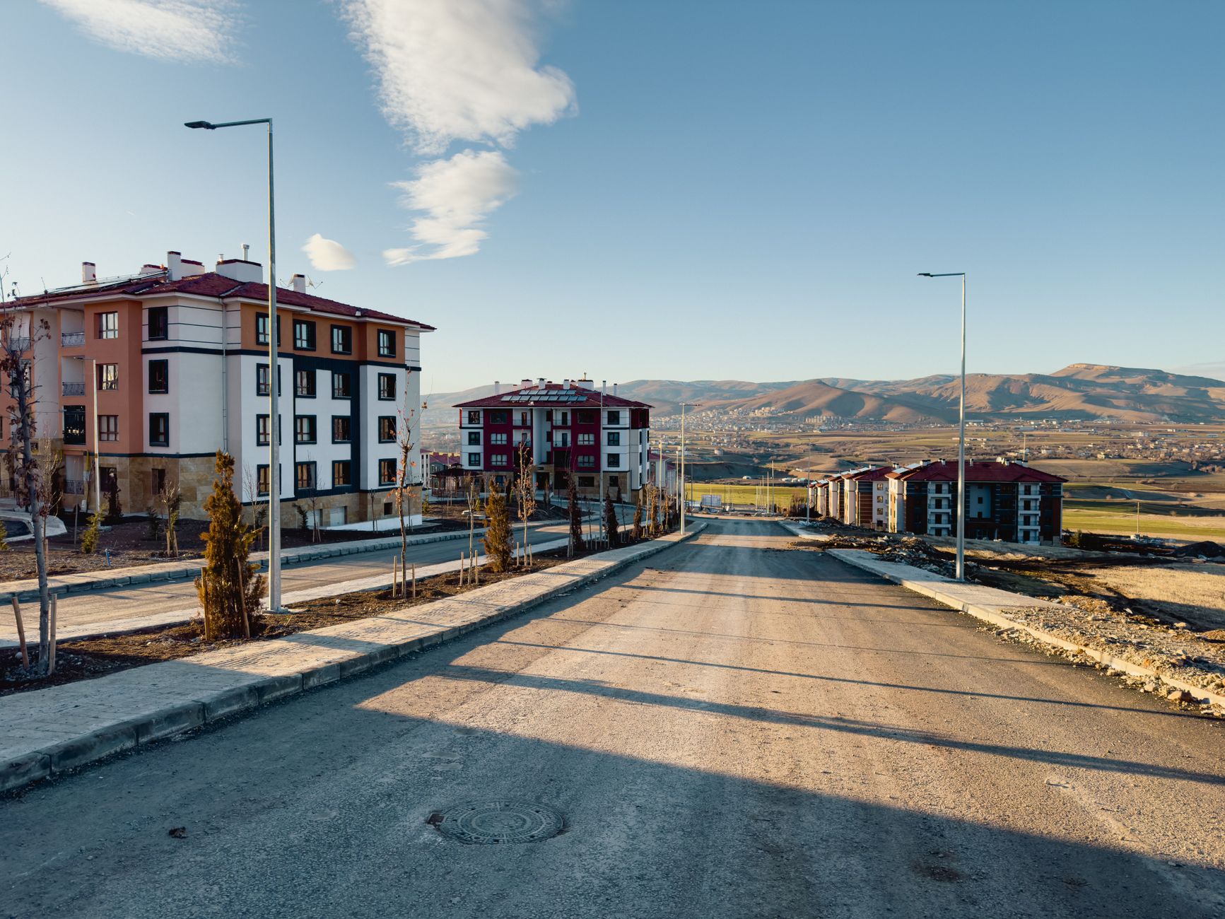 Quiet suburban street with modern apartments and a scenic view in Palu, Elazığ, Türkiye. — HOW TO GET LOAN AGAINST PROPERTY E