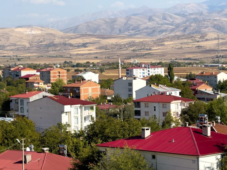 Panoramic view of Kovancılar town with red-roofed buildings against a backdrop of mountains in Elazığ, Türkiye. — How to Trou
